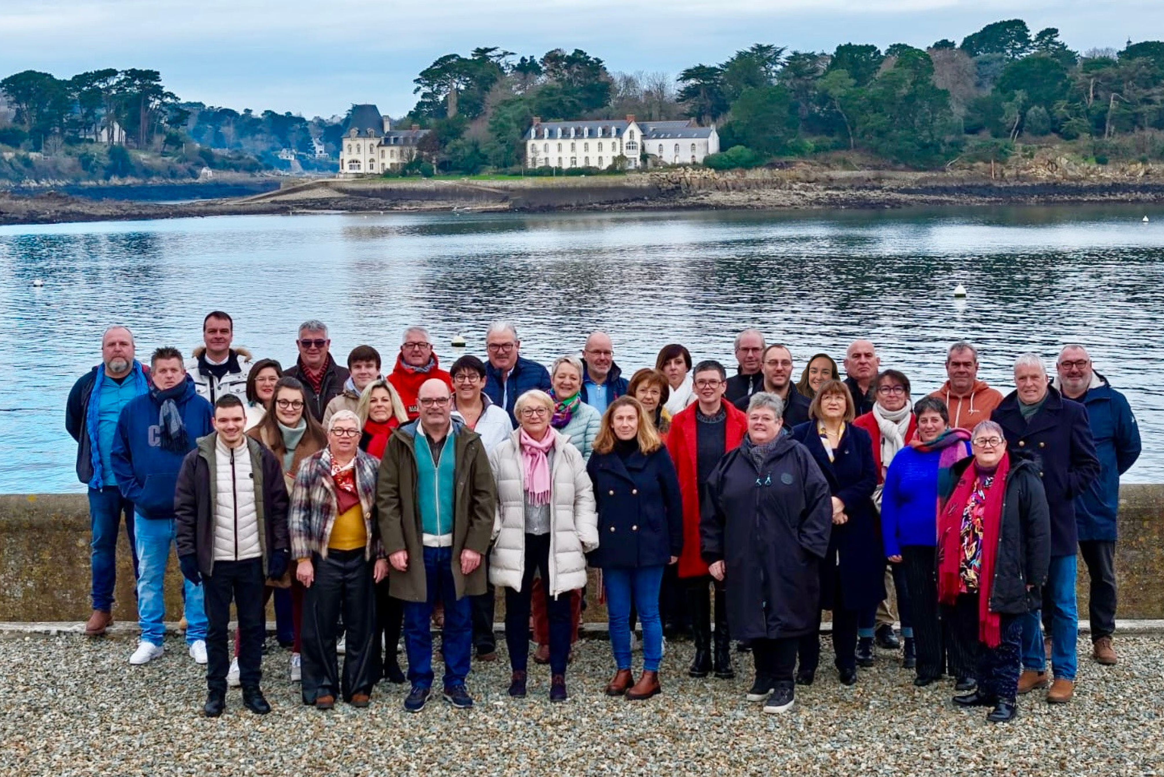 Photo des membres de la liste Douarnenez au Coeur, devant l'ile Tristan